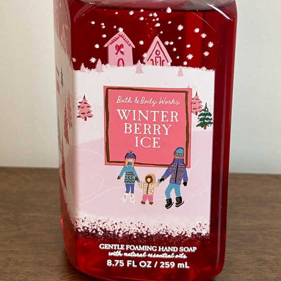 NEW BATH AND BODY WORKS FOAMING HAND SOAP ~ WINTER BERRY ICE - Picture 3 of 4